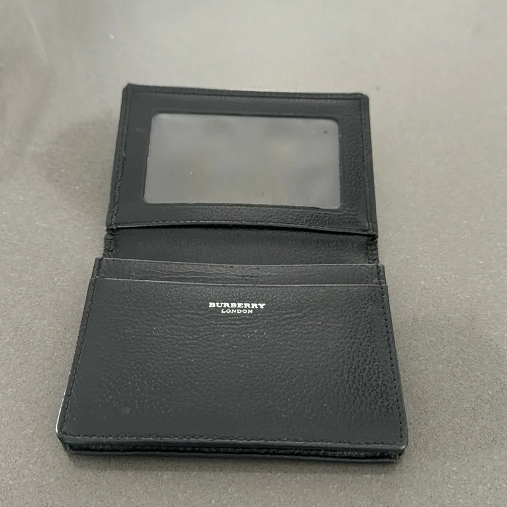 Burberry Pre Loved Card Wallet in great condition. Check pic and ask questions.